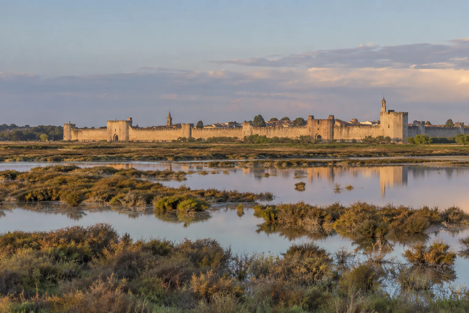 Les remparts d’Aigues-Mortes se détachent au-dessus des étendues plates de la Petite Camargue.