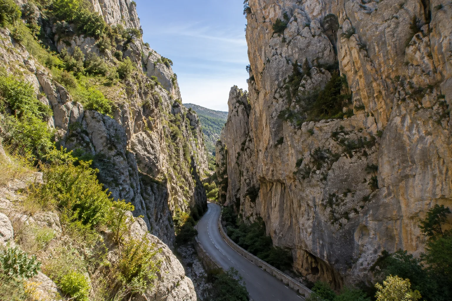 La route passe entre les parois calcaires de la clue de Chabrières près d’Estoublon.