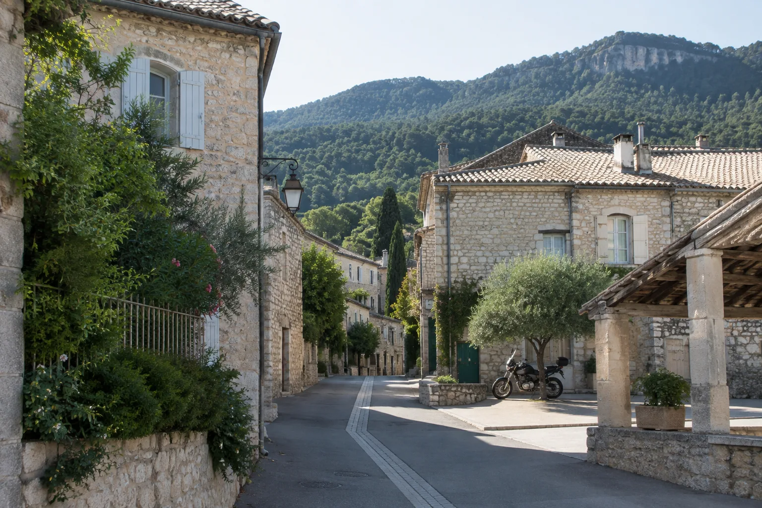 Moto stationnée près d’une placette dans un village de pierre au pied de Lure.