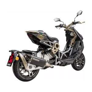 Silencieux Akrapovic avec enveloppe en titane noir et embout carbone.
