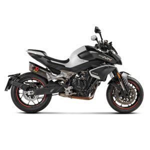 Silencieux Akrapovic avec manchon carbone, embout titane et tube inox.
